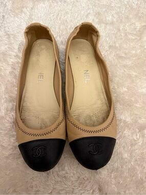 CHANEL Two-Tone Beige Leather Ballet Flats with Black Cap Toe